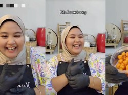 Penjual Camilan Ini Jualan Live, Tetap Ceria Walau Tak Ada yang Nonton