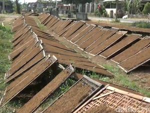 Hidup Terjamin Buruh Pabrik Rokok di Malang Hidup Terjamin Buruh Pabrik Rokok di Malang