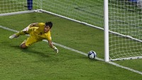 Gol pembuka diciptakan oleh penalti Anas Alaoui pada menit ke-29. Mereka kemudian menambah gol dari Abdelhamid Ait Boudlal di menit ke-38. ANTARA FOTO/Aditya Pradana Putra  