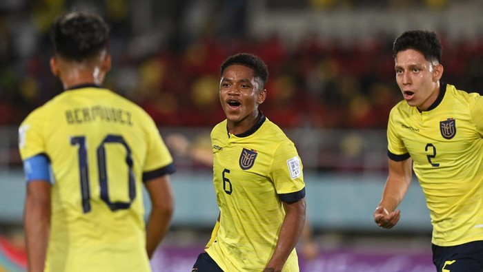 Pesepak bola Timnas Ekuador Santiago Sanchez (kiri) menggocek bola saat melawan Timnas Panama pada pertandingan penyisihan Grup A Piala Dunia U-17 2023 di Stadion Manahan, Solo, Jawa Tengah, Kamis (16/11/2023). ANTARA FOTO/Mohammad Ayudha/foc.
