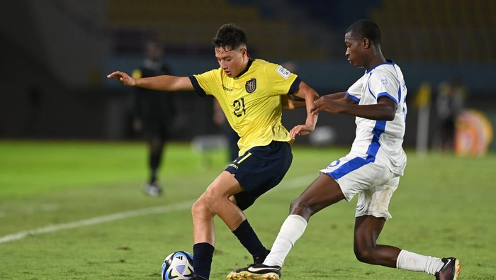 Pesepak bola Timnas Ekuador Santiago Sanchez (kiri) menggocek bola saat melawan Timnas Panama pada pertandingan penyisihan Grup A Piala Dunia U-17 2023 di Stadion Manahan, Solo, Jawa Tengah, Kamis (16/11/2023). ANTARA FOTO/Mohammad Ayudha/foc.