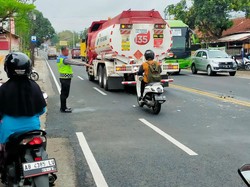 Tukang Bakso Tabrakan di Sentolo, Gerobak Seisinya Tumpah Berserakan