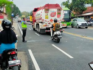 Tukang Bakso Tabrakan di Sentolo, Gerobak Seisinya Tumpah Berserakan Tukang Bakso Tabrakan di Sentolo, Gerobak Seisinya Tumpah Berserakan