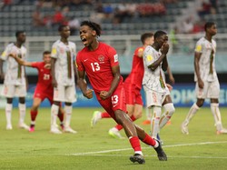 Kanada akhirnya bisa menipiskan ketinggalan di menit ke-45. Richard Chukwu bikin gol memanfaatkan bola liar hasil dari sepak pojok. Skor 2-1 untuk Mali bertahan hingga turun minum.
