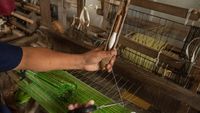 Potret Produksi Tenun Serat Alam dari Enceng Gondok dan Pandan