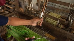 Potret Produksi Tenun Serat Alam dari Enceng Gondok dan Pandan