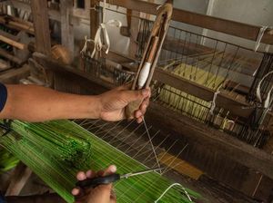 Potret Produksi Tenun Serat Alam dari Enceng Gondok dan Pandan