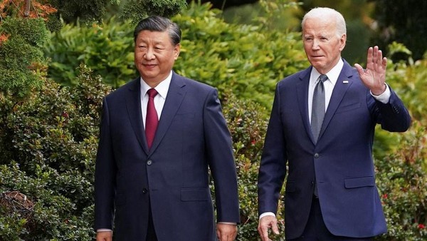 Presiden AS Joe Biden dan Presiden China Xi Jinping berjalan bersama di sela-sela KTT APEC yang digelar di California, AS U.S. President Joe Biden waves as he walks with Chinese President Xi Jinping at Filoli estate on the sidelines of the Asia-Pacific Economic Cooperation (APEC) summit, in Woodside, California, U.S., November 15, 2023. REUTERS/Kevin Lamarque Acquire Licensing Rights