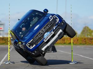 Pria Ini Pecahkan Rekor Kendarai Mobil dengan Dua Roda