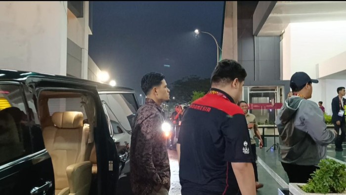 Ragnar Oratmangoen tiba di Stadion GBT, Surabaya, Kamis (16/11/2023).
