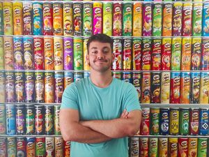 Koleksi 263 Tabung Pringles, Pria Ini Raih Rekor Dunia