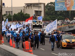 Tolak PP 51, Buruh di Bandung Padati Flyover Kusumaatmaja Bandung