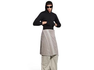 Balenciaga Berulah Lagi, Rilis Rok Bentuk Handuk Seharga Rp 14 Juta Balenciaga Berulah Lagi, Rilis Rok Bentuk Handuk Seharga Rp 14 Juta