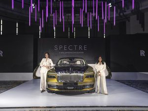 Menerka Harga Mobil Listrik Sultan yang Jemput Lisa Blackpink di Jakarta Menerka Harga Mobil Listrik Sultan yang Jemput Lisa Blackpink di Jakarta
