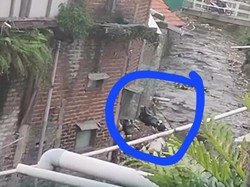 Viral Lagi Aksi Buang Sampah Sembarangan ke Sungai Citopeng Cimahi