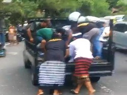 Minibus Rem Blong Tabrak Pikap di Karangasem, 6 Pemedek Tewas Terjepit