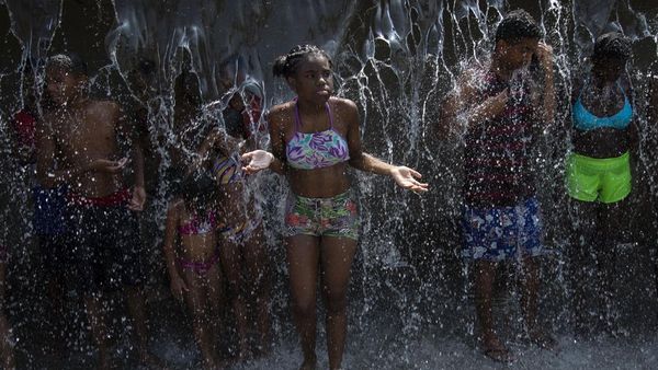 Tersengat Gelombang Panas, Warga Brasil Mandi di Air Mancur