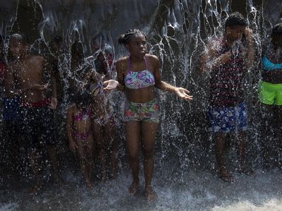 Tersengat Gelombang Panas, Warga Brasil Mandi di Air Mancur