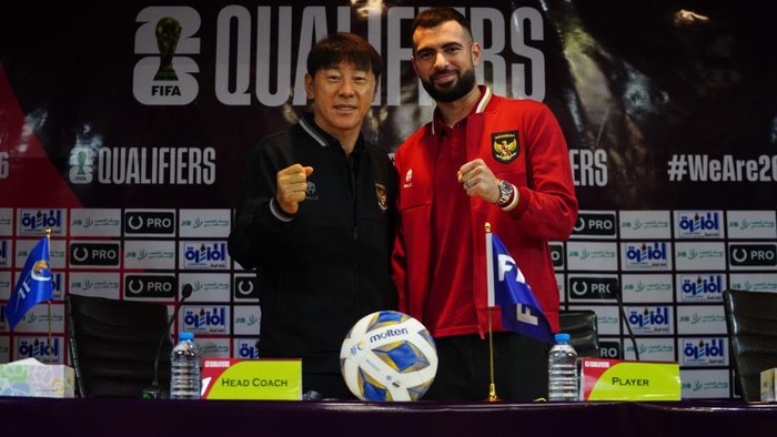 Pelatih timnas Indonesia Shin Tae-yong bersama pemain timnas Indonesia Jordi Amat