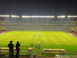 Indonesia U-17 Usai Dikalahkan Maroko: Hampiri Fans, Merenung di Lapangan