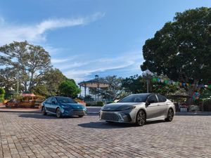 Toyota Camry Terbaru Meluncur, Begini Tampangnya Toyota Camry Terbaru Meluncur, Begini Tampangnya