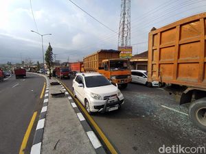Laka Beruntun 2 Truk-1 Mobil di Blabak, Jalan Magelang-Jogja Sempat Macet