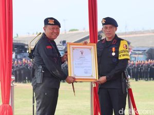 Wakapolda Jatim Dinobatkan Sebagai Warga Kehormatan di HUT ke-78 Brimob Wakapolda Jatim Dinobatkan Sebagai Warga Kehormatan di HUT ke-78 Brimob