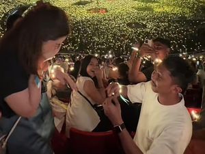 Viral Bikin Baper, Wanita Dilamar Pacar Saat Nonton Konser Coldplay di GBK