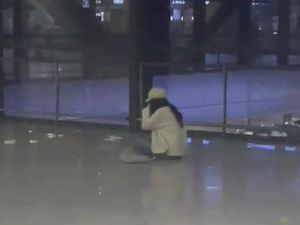 Viral Wanita Nangis Ketinggalan Pesawat karena Asyik Belanja Sale 11.11 Viral Wanita Nangis Ketinggalan Pesawat karena Asyik Belanja Sale 11.11