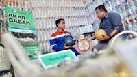 Akar Basah, Ubah Sampah Jadi Pelampung Rumput Laut