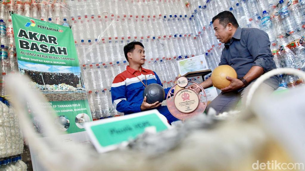 Akar Basah, Ubah Sampah Jadi Pelampung Rumput Laut Akar Basah, Ubah Sampah Jadi Pelampung Rumput Laut