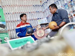 Akar Basah, Ubah Sampah Jadi Pelampung Rumput Laut