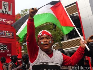 Massa Bela Palestina Demo di Surabaya  Sasar Restoran Cepat Saji