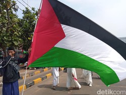 Kecam Serangan Israel, Warga Cirebon Kibarkan Bendera Palestina Raksasa