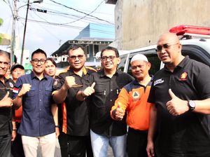 Andre Rosiade Serahkan Ambulans untuk Komite Peduli Bencana Padang