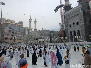 Dibisiki Sedekah Pak Haji Bu Haji di Masjidil Haram