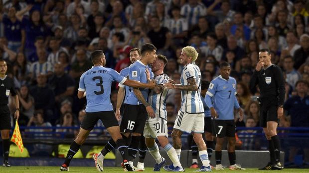 Argentina's Lionel Messi holds back Uruguay's Mathias Olivera, as he argues with Argentina's Rodrigo De Paul, during a qualifying soccer match for the FIFA World Cup 2026 at La Bombonera stadium in Buenos Aires, Argentina, Thursday, Nov. 16, 2023. (AP Photo/Gustavo Garello)