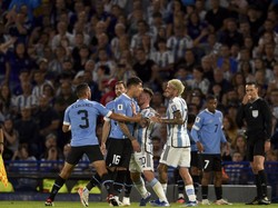 Laga memanas di menit ke-19 ketika kedua tim terlibat keributan di lapangan. (Foto: Gustavo Garello/AP)