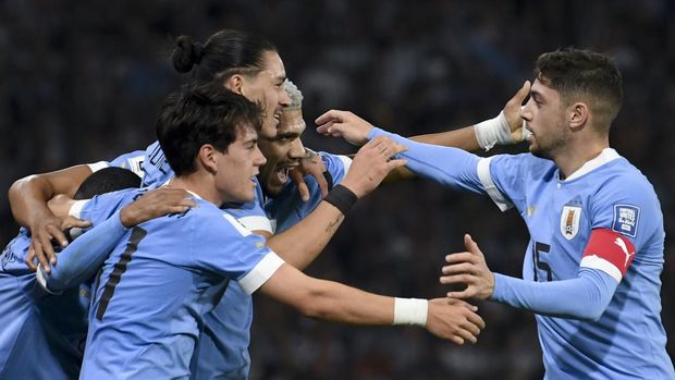 Uruguay's Ronald Araujo, center left, celebrates scoring the opening goal against Argentina with teammates during a qualifying soccer match for the FIFA World Cup 2026 at La Bombonera stadium in Buenos Aires, Argentina, Thursday, Nov. 16, 2023. (AP Photo/Gustavo Garello)