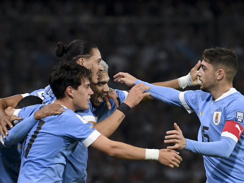 Uruguay's Ronald Araujo, center left, celebrates scoring the opening goal against Argentina with teammates during a qualifying soccer match for the FIFA World Cup 2026 at La Bombonera stadium in Buenos Aires, Argentina, Thursday, Nov. 16, 2023. (AP Photo/Gustavo Garello)