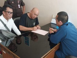 Bareskrim Polri Serahkan Pemberi Suap AKBP Dalizon ke Kejari Palembang