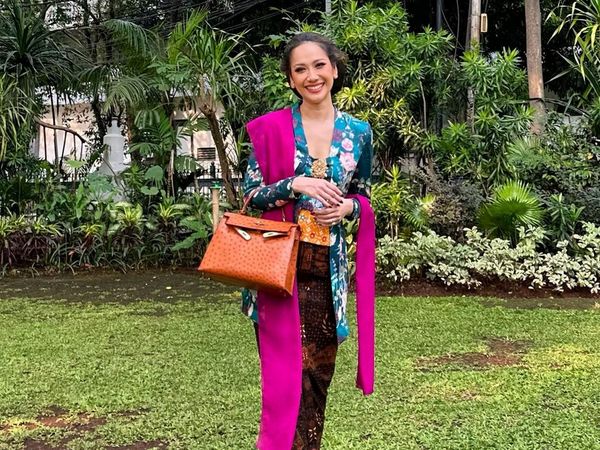 Ayu Tenan, Gaya Bunga Citra Lestari Berkebaya Klasik Jadi Bridesmaid