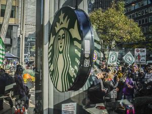 Serikat Pekerja Starbucks Tolak Tawaran Kenaikan Upah 2% Serikat Pekerja Starbucks Tolak Tawaran Kenaikan Upah 2%