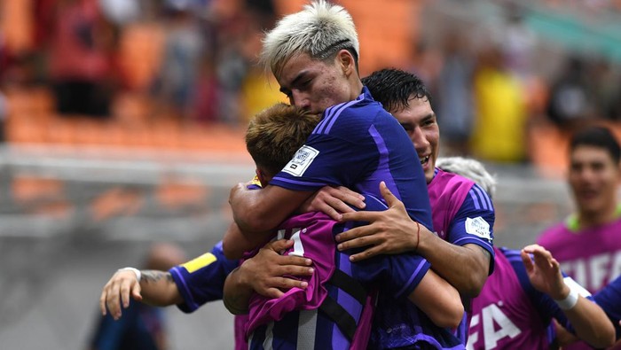 Pesepak Bola Timnas Argentina Ian Subiabre (kiri) berebut bola dengan pesepak bola Timnas Polandia Marcel Regula (kanan) pada pertandingan penyisihan Grup D Piala Dunia U-17 2023 di Jakarta International Stadium (JIS), Jakarta, Jumat (17/11/2023). ANTARA FOTO/Akbar Nugroho Gumay/Spt. *** Local Caption *** ECHEVERRI Claudio