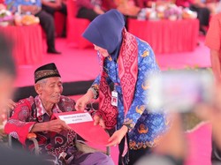 Sambangi Warga Karangjoho, Bupati Klaten Pantau Pembangunan-Beri Bantuan