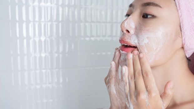 Cara memilih sabun cuci muka untuk kulit kering/Foto: Freepik/jcomp