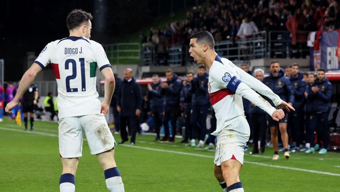 Soccer Football - UEFA Euro 2024 Qualifier - Group J - Liechtenstein v Portugal - Rheinpark Stadion, Vaduz, Liechtenstein - November 16, 2023 Portugals Cristiano Ronaldo celebrates scoring their first goal with Diogo Jota REUTERS/Denis Balibouse