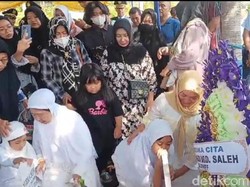 Ratapan Sedih Anak dan Istri Mayor Yuda Antarkan ke Peristirahatan Terakhir