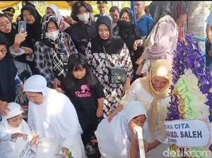 Ratapan Sedih Anak dan Istri Mayor Yuda Antarkan ke Peristirahatan Terakhir Ratapan Sedih Anak dan Istri Mayor Yuda Antarkan ke Peristirahatan Terakhir