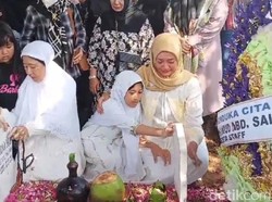 Tangis Menyayat Hati Anak dan Istri Mayor Yuda Saat Suaminya Dimakamkan